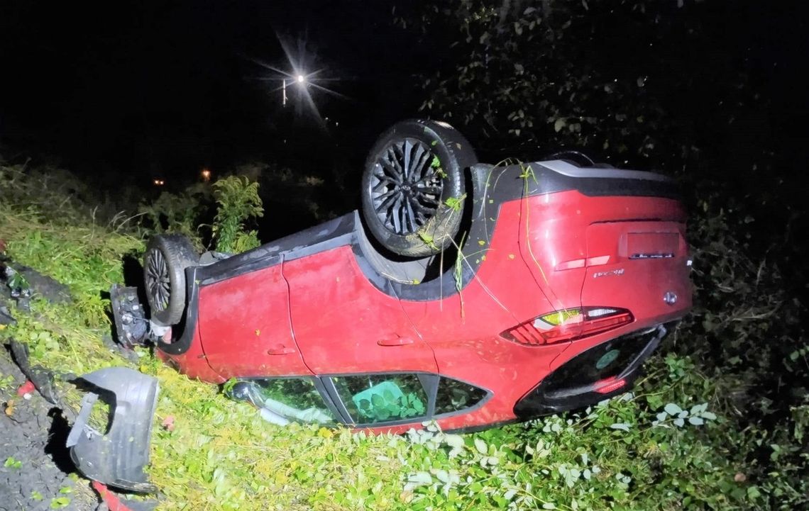 Hyundai wypadł z drogi i dachował. 31-letnia kierująca miała aż 3,3 promila alkoholu we krwi Hyundai wypadł z drogi i dachował. 31-letnia kierująca miała aż 3,3 promila alkoholu we krwi