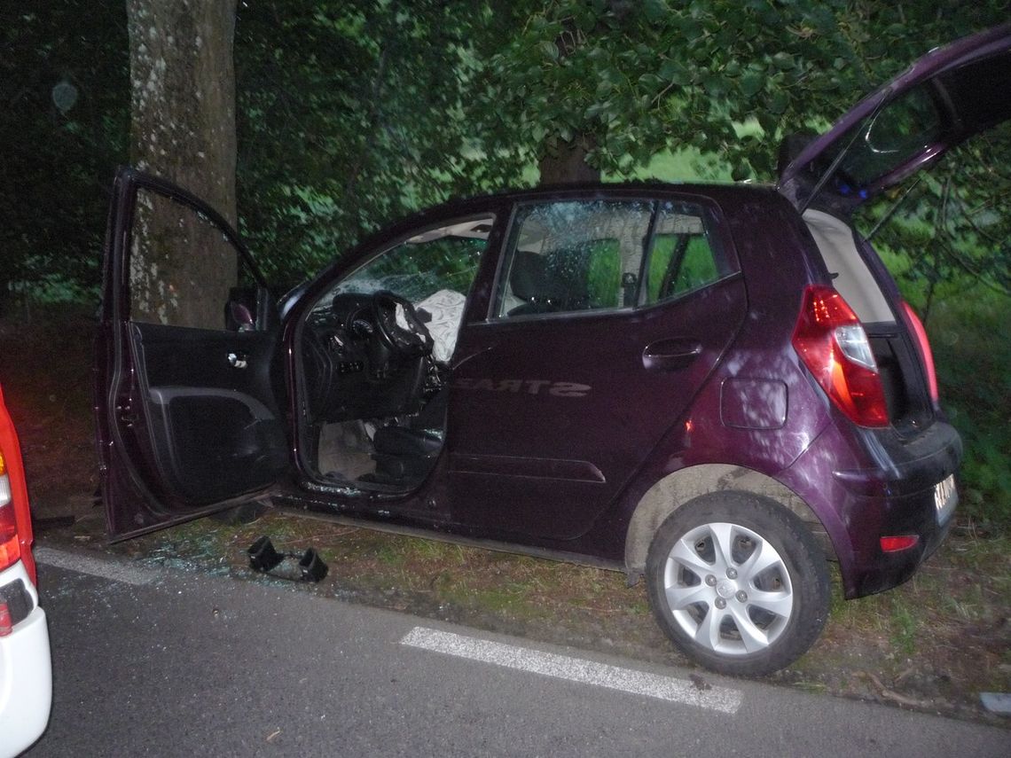 Hyundai zjechał z drogi i uderzył w drzewo. Kierująca osobówką zginęła na miejscu [ZDJĘCIA]