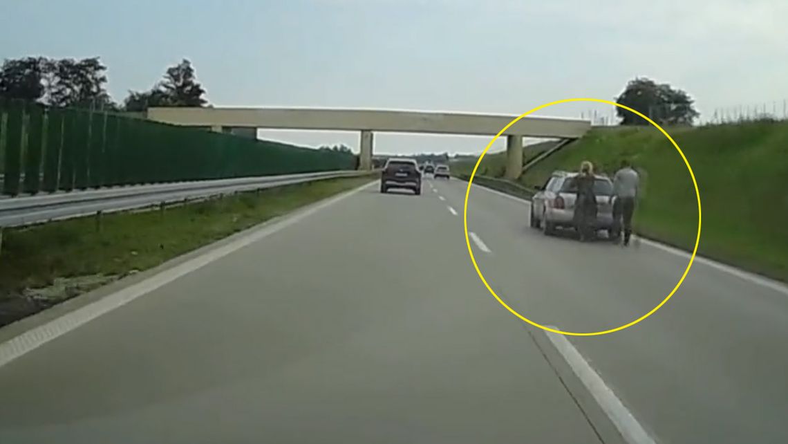 Ich auto stanęło na autostradzie, więc dalej postanowili je pchać. Obok przejeżdżał kierowca z kamerką. WIDEO