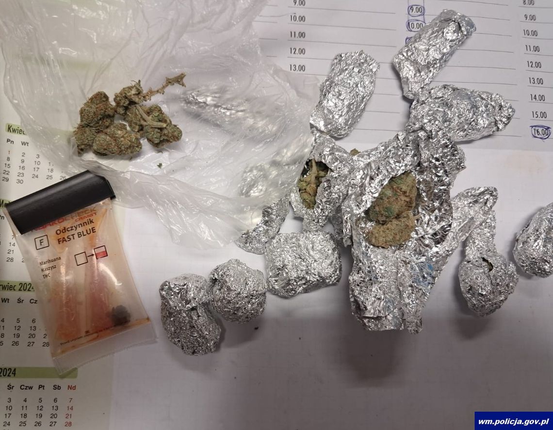 Im bardziej próbował uniknąć dzielnicowych, tym bardziej rzucał się w oczy. W "nerce" miał narkotyki Im bardziej próbował uniknąć dzielnicowych, tym bardziej rzucał się w oczy. W "nerce" miał narkotyki