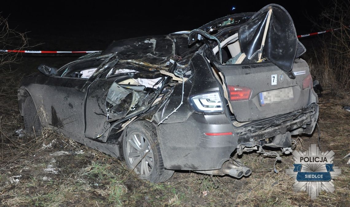 Jadące z dużą prędkością BMW wypadło z drogi i dachowało. Zginął 19-letni kierowca [FOTO]