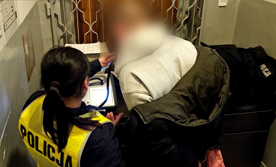 Jaguar taranował auta na A4. Brutalny przestępca z Kazachstanu zatrzymany po policyjnym pościgu