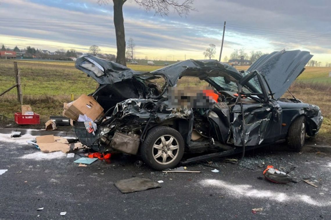 Jaguar zderzył się z ciągnikiem rolniczym. Kierowca osobówki zmarł kilka godzin po wypadku [FOTO]