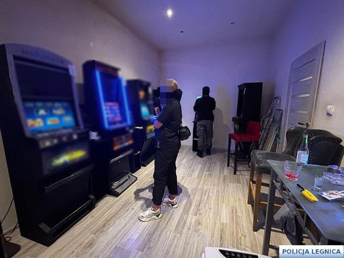 Jaskinia hazardu w zwykłym mieszkaniu. Policja wchodzi ze skarbówką