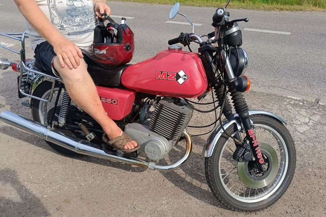 Jechał bez kasku, bo... wiózł w nim butelki po piwie. Pijany motocyklista wpadł na własne życzenie