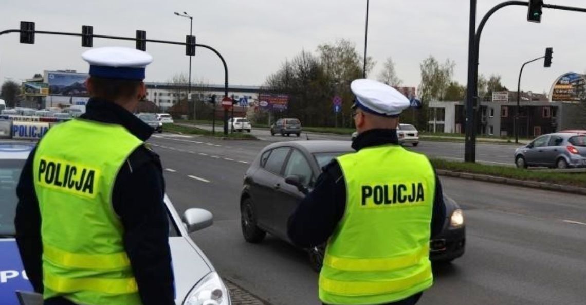 Jechał bez pasów, miał dostać mandat, ale wolał postawić policjantom obiad. Grozi mu nawet 10 lat