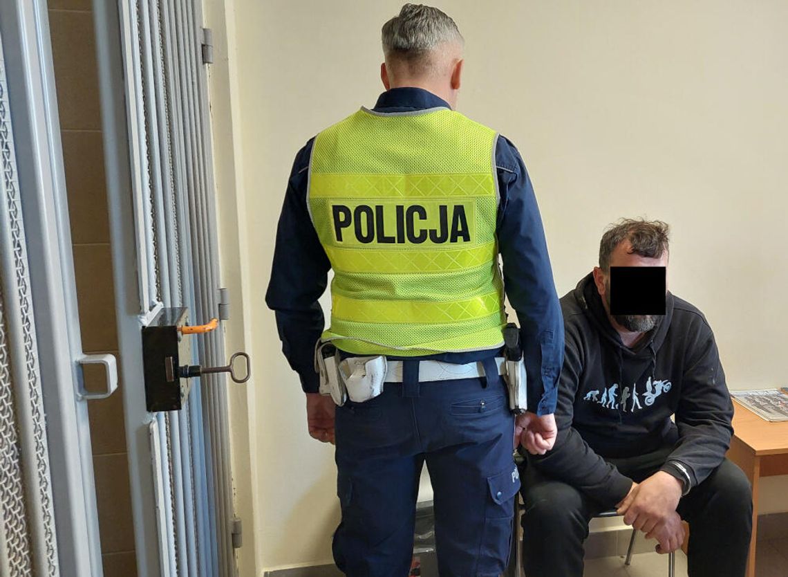 Jechał bez pasów, na widok radiowozu zaczął uciekać, a z auta wyleciały woreczki z narkotykami