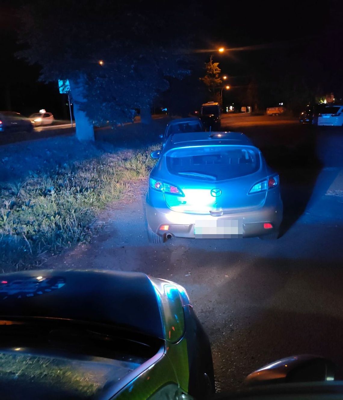 Jechał bez świateł, nie trzymał toru, a w ręku miał kebaba. 33-latek wydmuchał ponad dwa promile Jechał bez świateł, nie trzymał toru, a w ręku miał kebaba. 33-latek wydmuchał ponad dwa promile