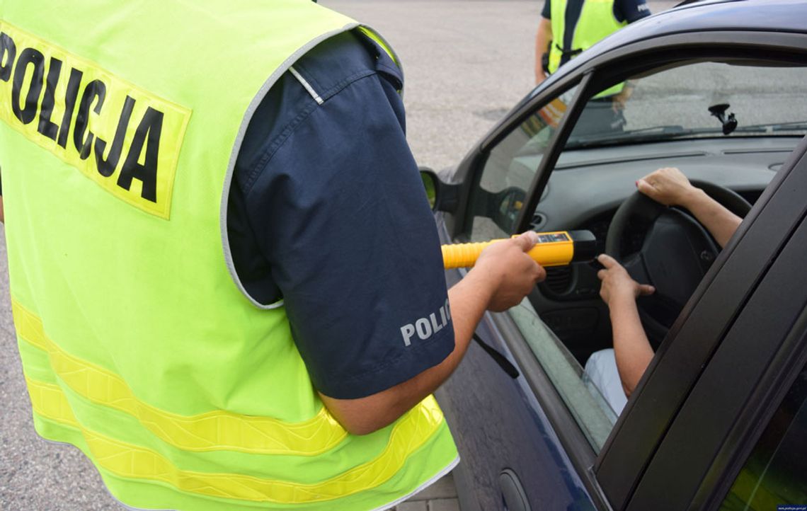 Jechał całą szerokością autostrady, popijając w aucie. Zatrzymali go inni kierowcy