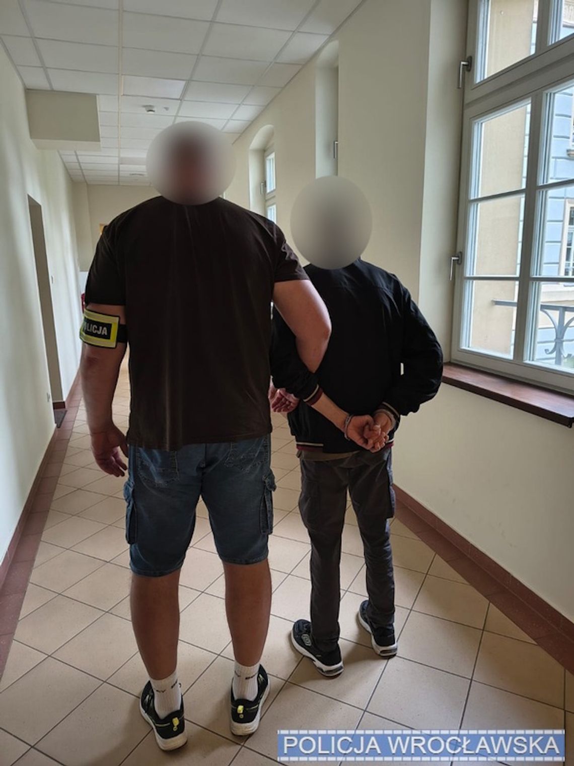 Jechał do pracy i zauważył mężczyznę przy bankomacie. Czujność policjanta przyniosła efekt Jechał do pracy i zauważył mężczyznę przy bankomacie. Czujność policjanta przyniosła efekt