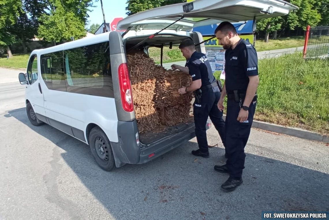 Jechał dostawczakiem załadowanym po sufit tytoniem: "To na własny użytek"