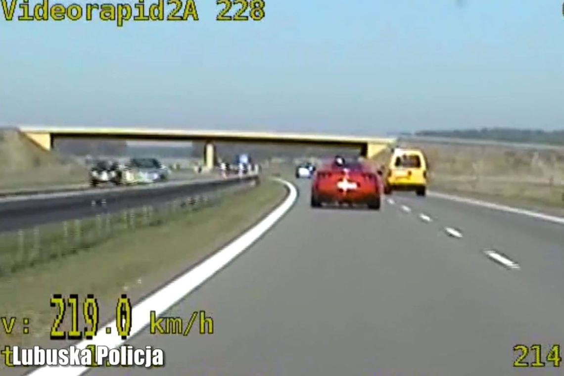 Jechał ferrari 219 km/h. Dostał tysiąc mandatu, odwołał się i dostał 5 tysięcy [WIDEO]