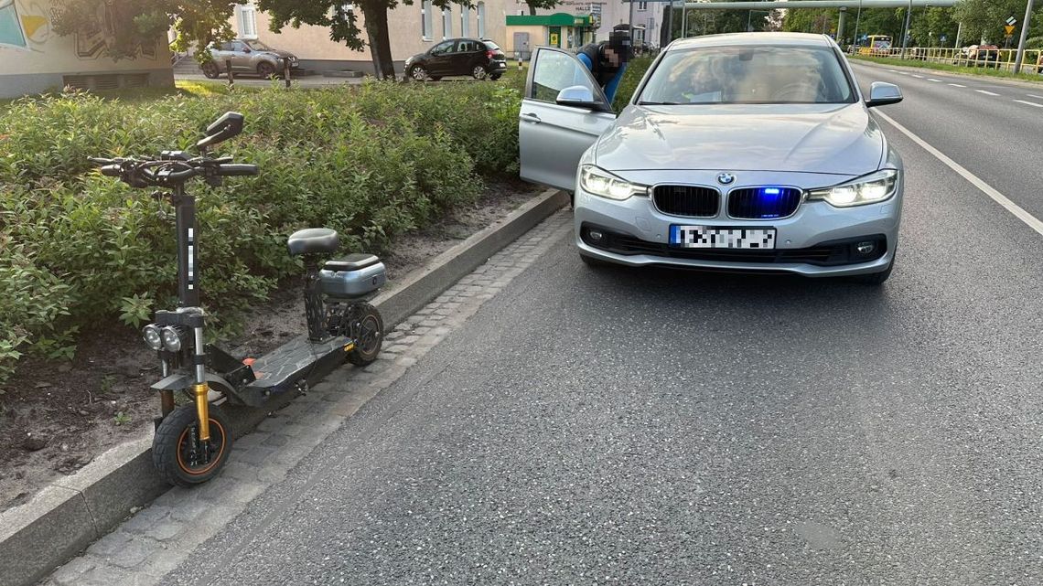 Jechał hulajnogą elektryczną z prędkością 55km/h. Pirata zatrzymali policjanci z grupy Speed