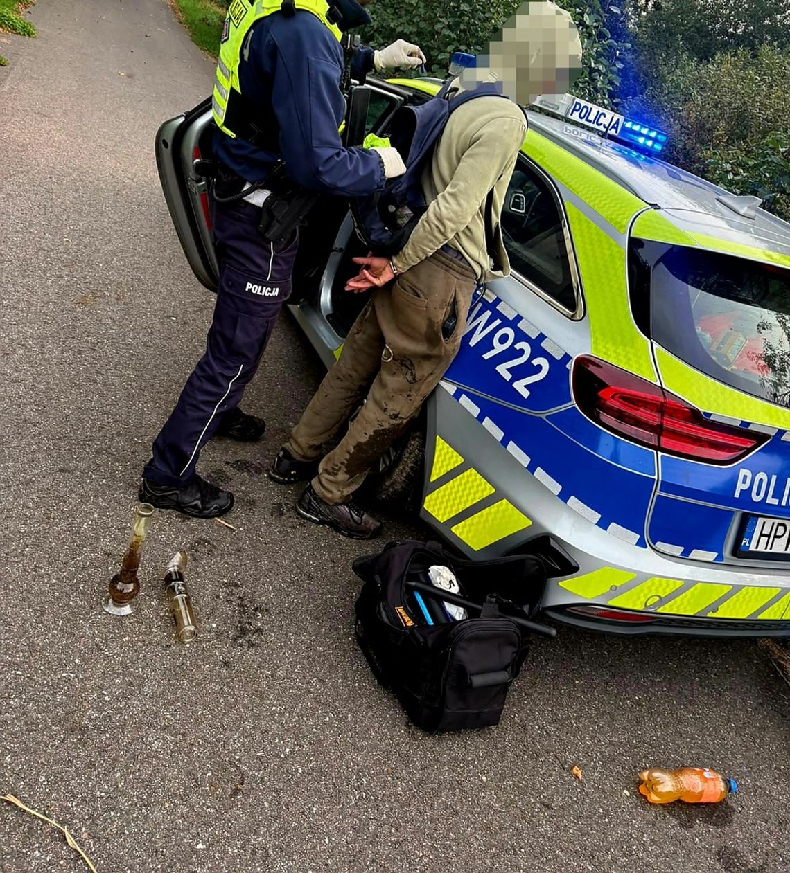 Jechał Junakiem z pasażerem bez kasku, na widok policji zaczęli uciekać. Mężczyźni mieli narkotyki Jechał Junakiem z pasażerem bez kasku, na widok policji zaczęli uciekać. Mężczyźni mieli narkotyki