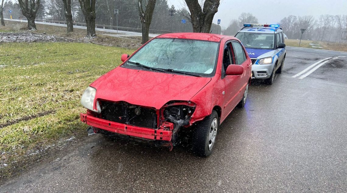 Jechał mocno uszkodzoną toyotą po drodze krajowej. Tłumaczył, że zmierza do mechanika, policjanci przerwali jazdę