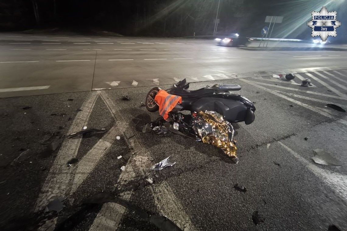 Jechał motocyklem razem z kobietą. Kierująca fordem ich nie zauważyła. Doszło do zderzenia na skrzyżowaniu Jechał motocyklem razem z kobietą. Kierująca fordem ich nie zauważyła. Doszło do zderzenia na skrzyżowaniu