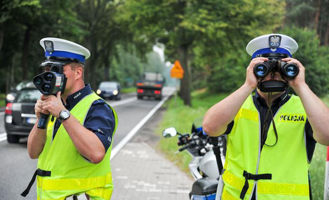 Jechał na zakazie i zdecydowanie za szybko. Policjanci zatrzymali 81-letniego pirata drogowego