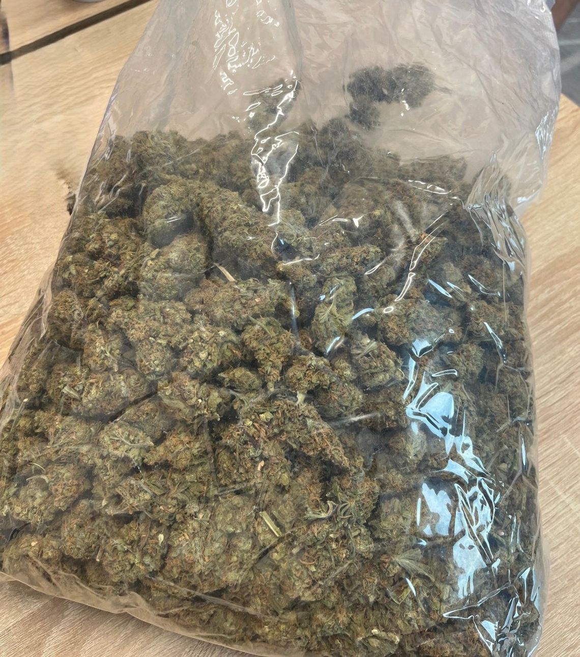 Jechał pijany i po narkotykach, w mieszkaniu 42-latka policjanci znaleźli wielki wór marihuany