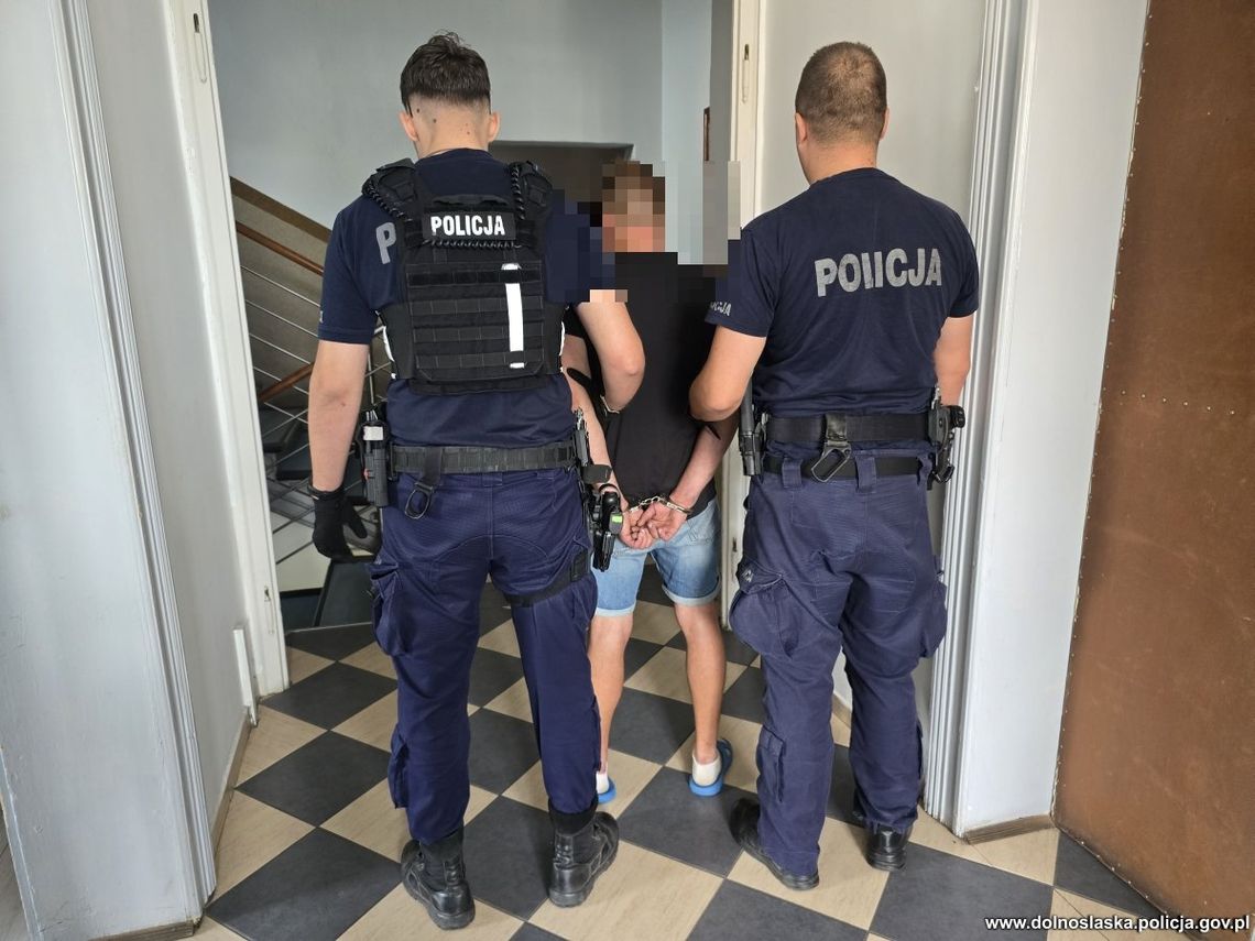 Jechał pijany z otwartą butelką i miał narkotyki. Okazało się, że wcale nie powinno go być w Polsce Jechał pijany z otwartą butelką i miał narkotyki. Okazało się, że wcale nie powinno go być w Polsce