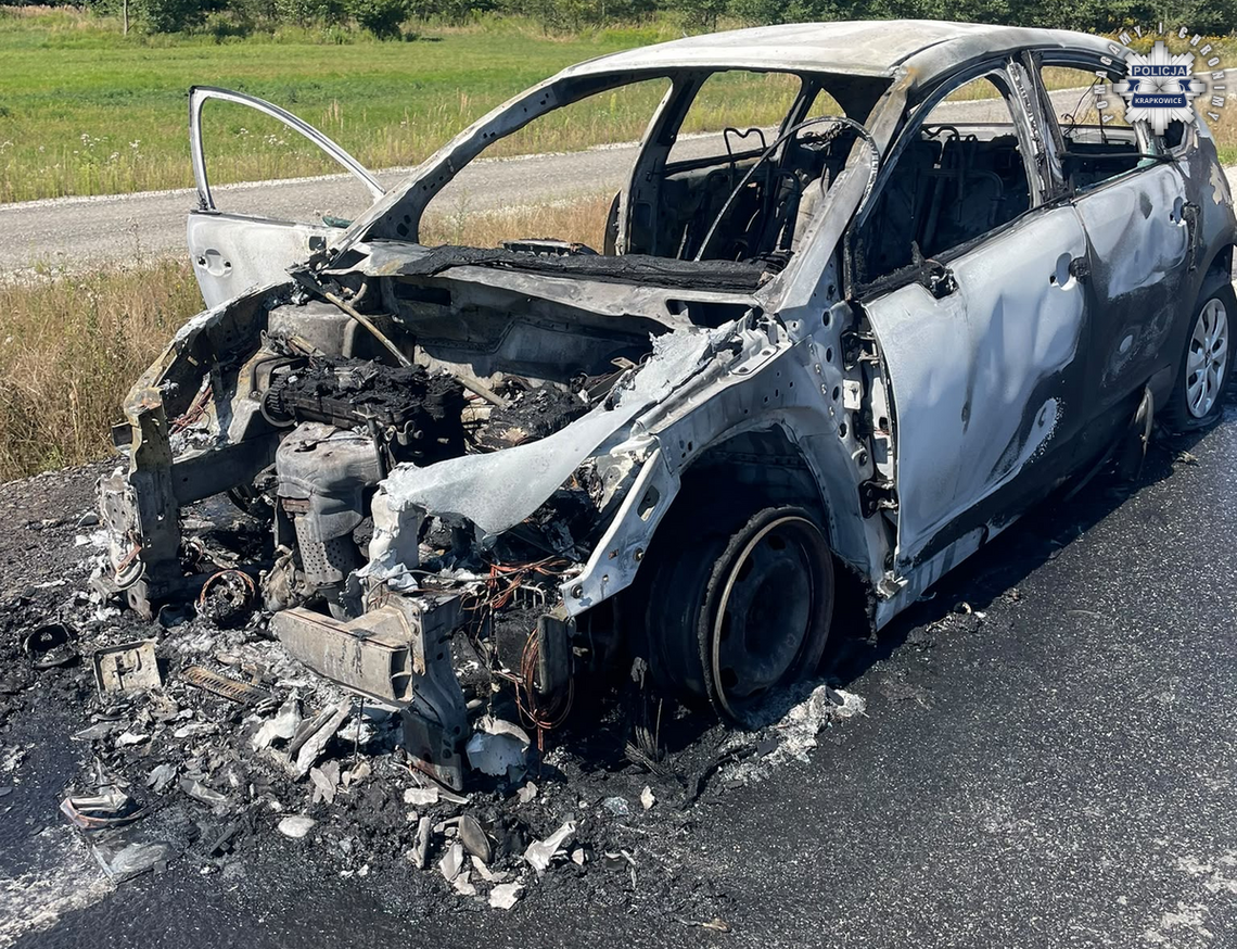 Jechał płonącym citroenem i o tym nie wiedział. Policjanci w ostatniej chwili wyciągnęli kierowcę i pasażerkę Jechał płonącym citroenem i o tym nie wiedział. Policjanci w ostatniej chwili wyciągnęli kierowcę i pasażerkę