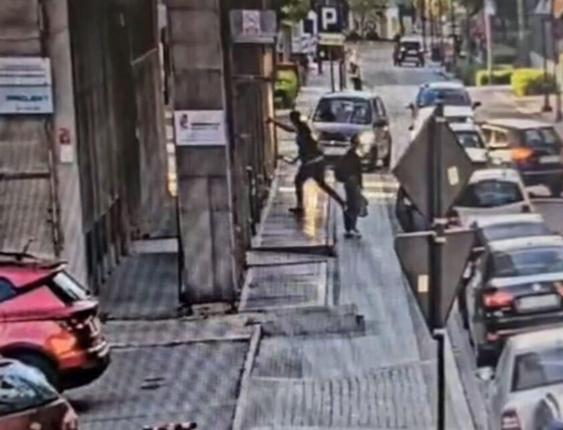 Jechał po chodniku i uderzył w auta. Pościg za kradzionym hyundaiem. W środku trzech młodych mężczyzn