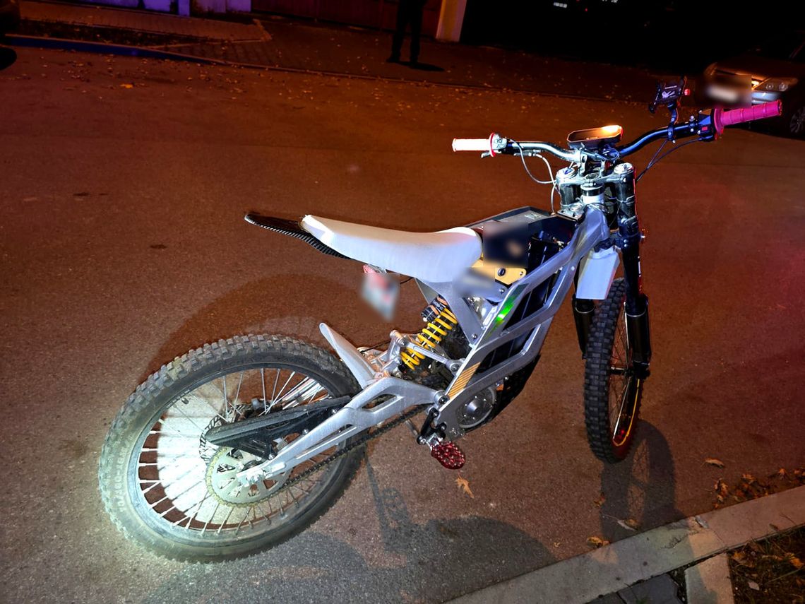Jechał po chodniku motocyklem elektrycznym, gdy zatrzymali go policjanci wmawiał im, że to rower