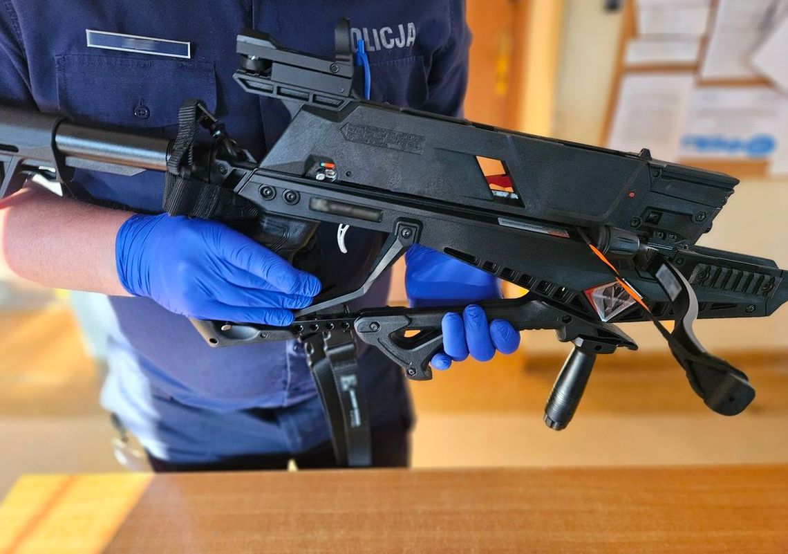 Jechał po narkotykach, w aucie miał haszysz i kuszę. Wpadł, bo nie zapiął pasów bezpieczeństwa