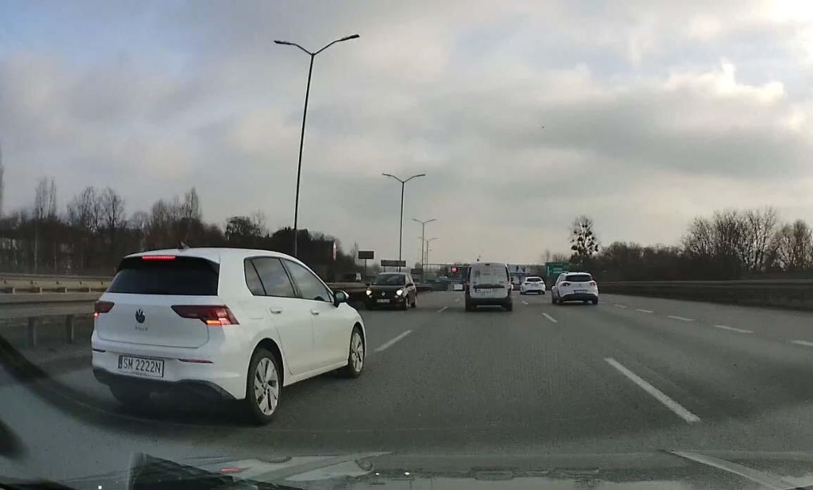 Jechał pod prąd drogą wojewódzką, prawie doprowadził do trzech wypadków. Policja odnalazła kierowcę