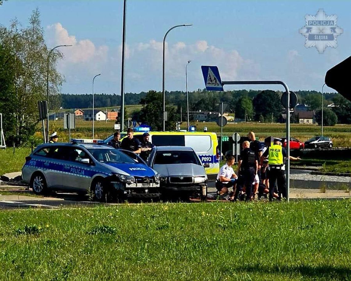 Jechał pod prąd i nie zatrzymał się do kontroli. Policjanci użyli radiowozu, by zatrzymać skodę