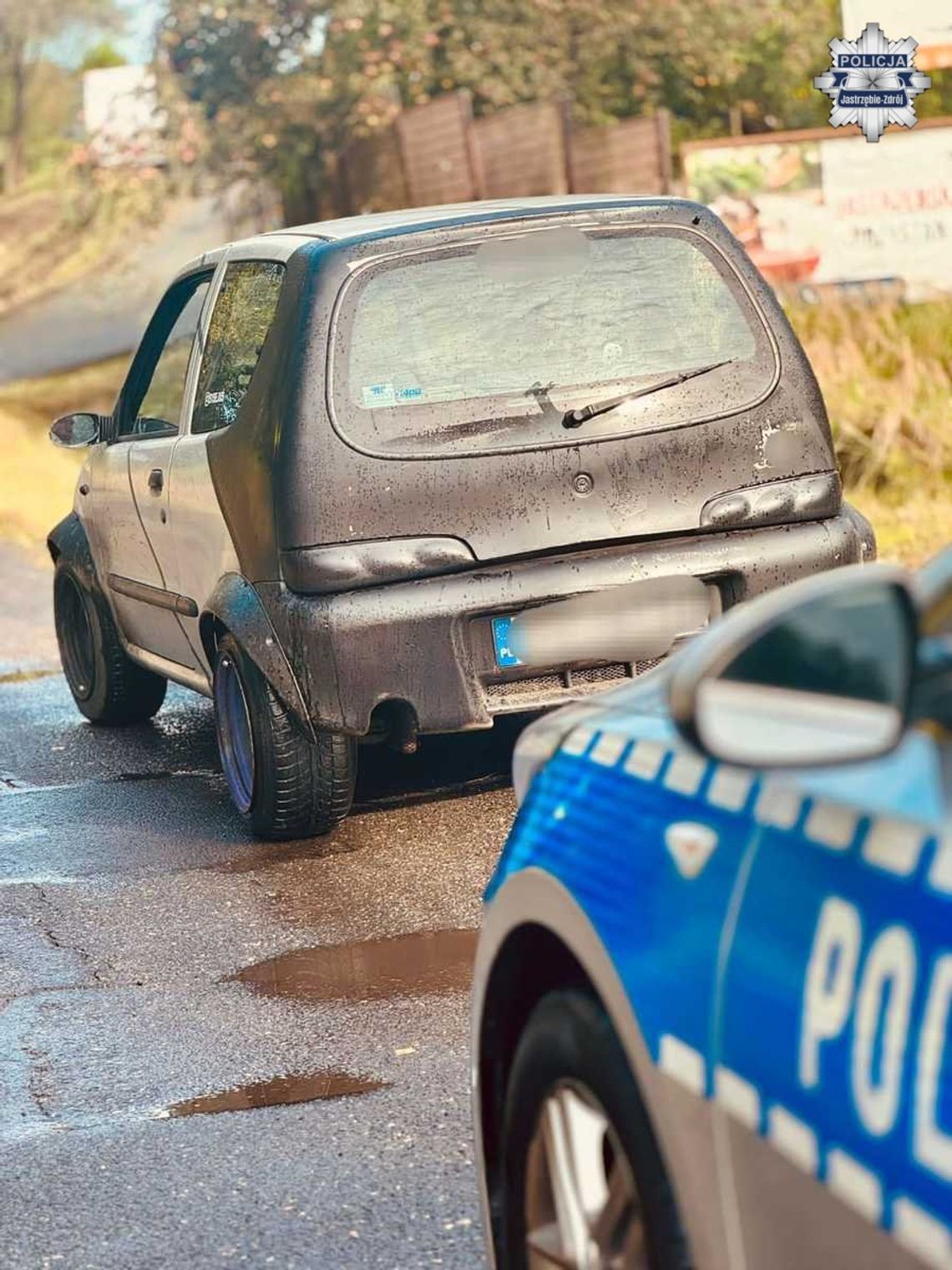 Jechał przez miasto zdezelowanym autem bez papierów. Policjantom pokazał prawo jazdy na traktor
