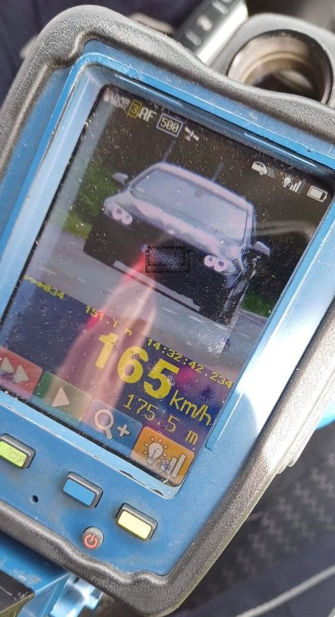 Jechał przez wieś z prędkością 165 km/h. Drogowy recydywista stracił prawo jazdy