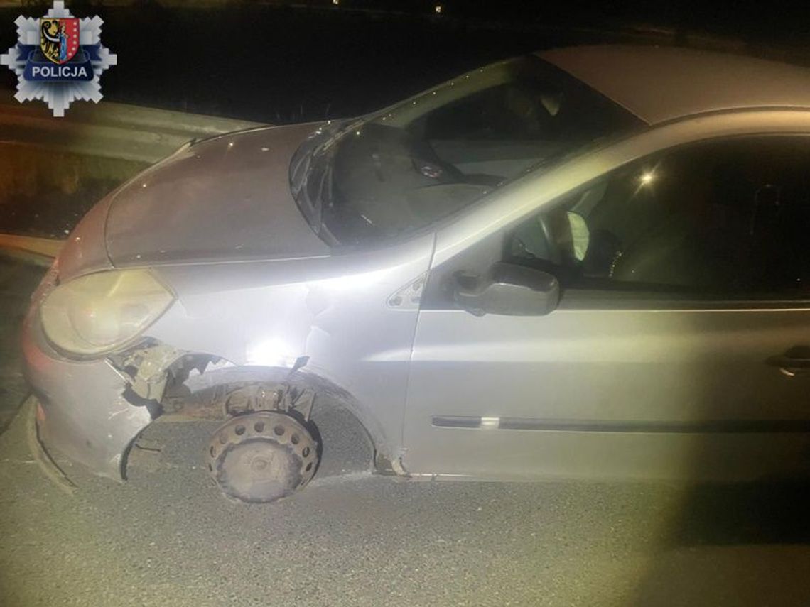 Jechał renault na samej feldze i miał blisko 2 promile. Pijany 18-latek znieważył policjantów