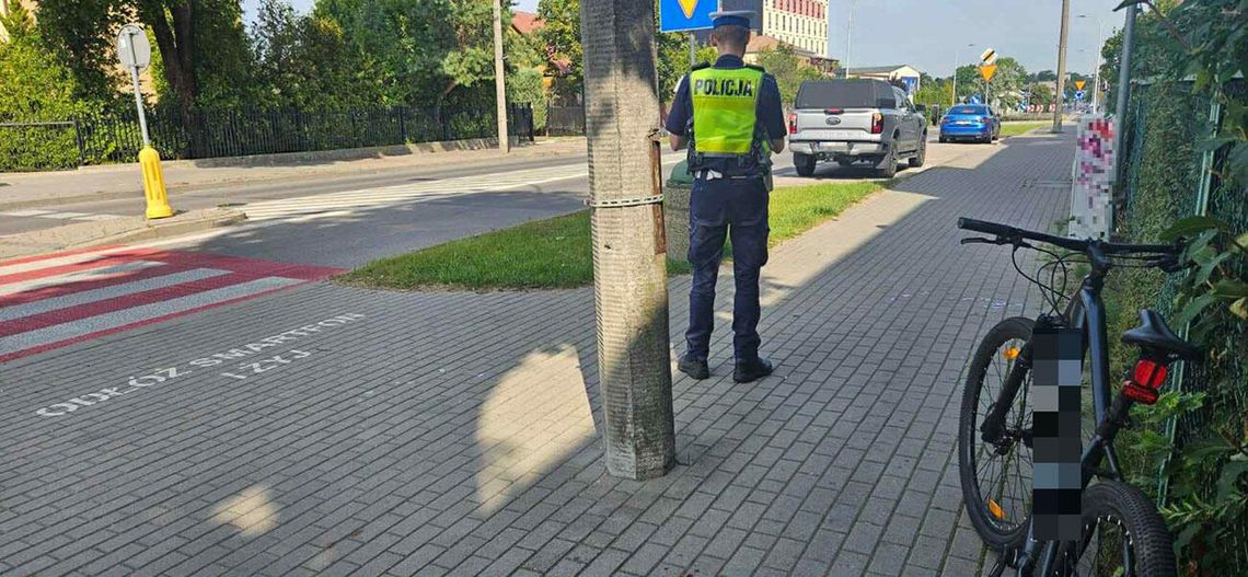 Jechał rowerem i gapił się w telefon. 29-latek zabrany do szpitala po uderzeniu w betonowy słup