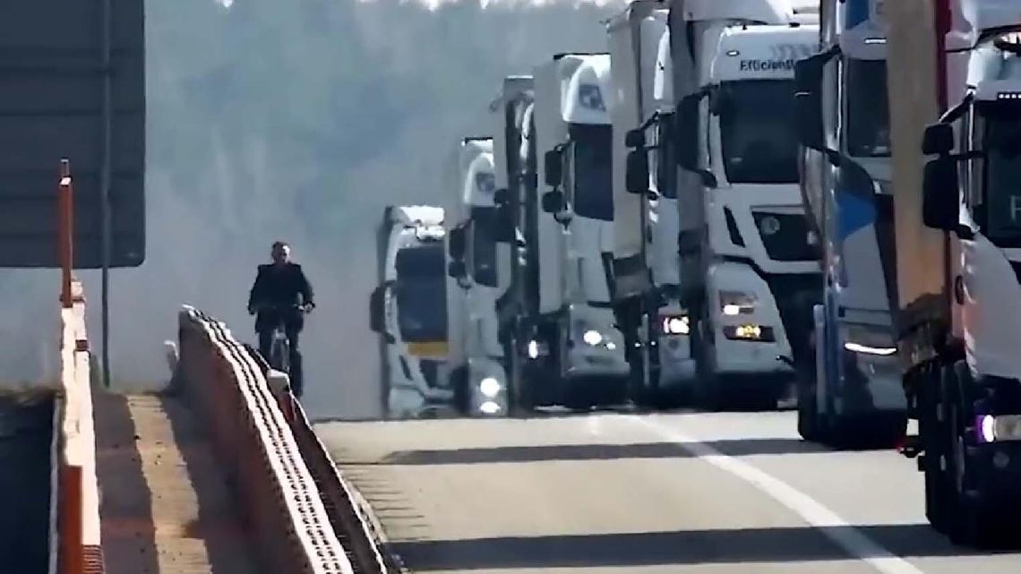 Jechał rowerem po autostradzie. Mężczyznę zatrzymała dopiero policja