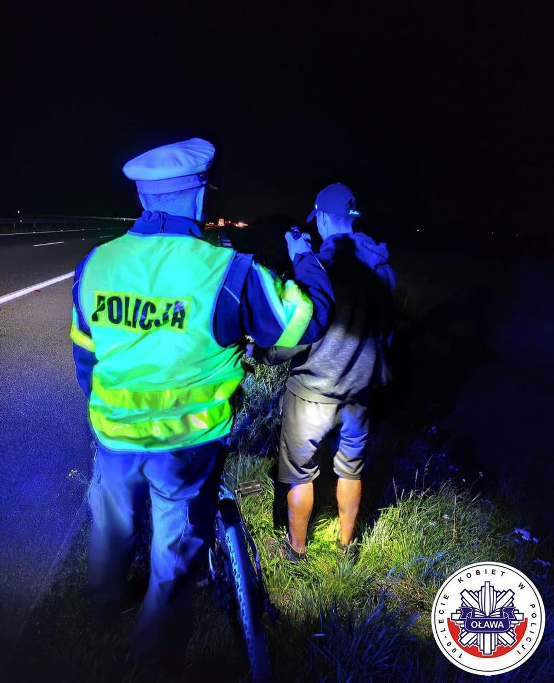 Jechał rowerem po autostradzie. Po zatrzymaniu 26-latek tłumaczył, że tak pokierowała go nawigacja Jechał rowerem po autostradzie. Po zatrzymaniu 26-latek tłumaczył, że tak pokierowała go nawigacja