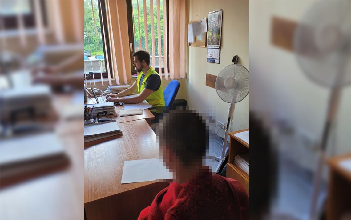 Jechał rowerem z telefonem przy uchu, kolejną noc spędził w areszcie. 26-latek nie bez powodu unikał policji Jechał rowerem z telefonem przy uchu, kolejną noc spędził w areszcie. 26-latek nie bez powodu unikał policji