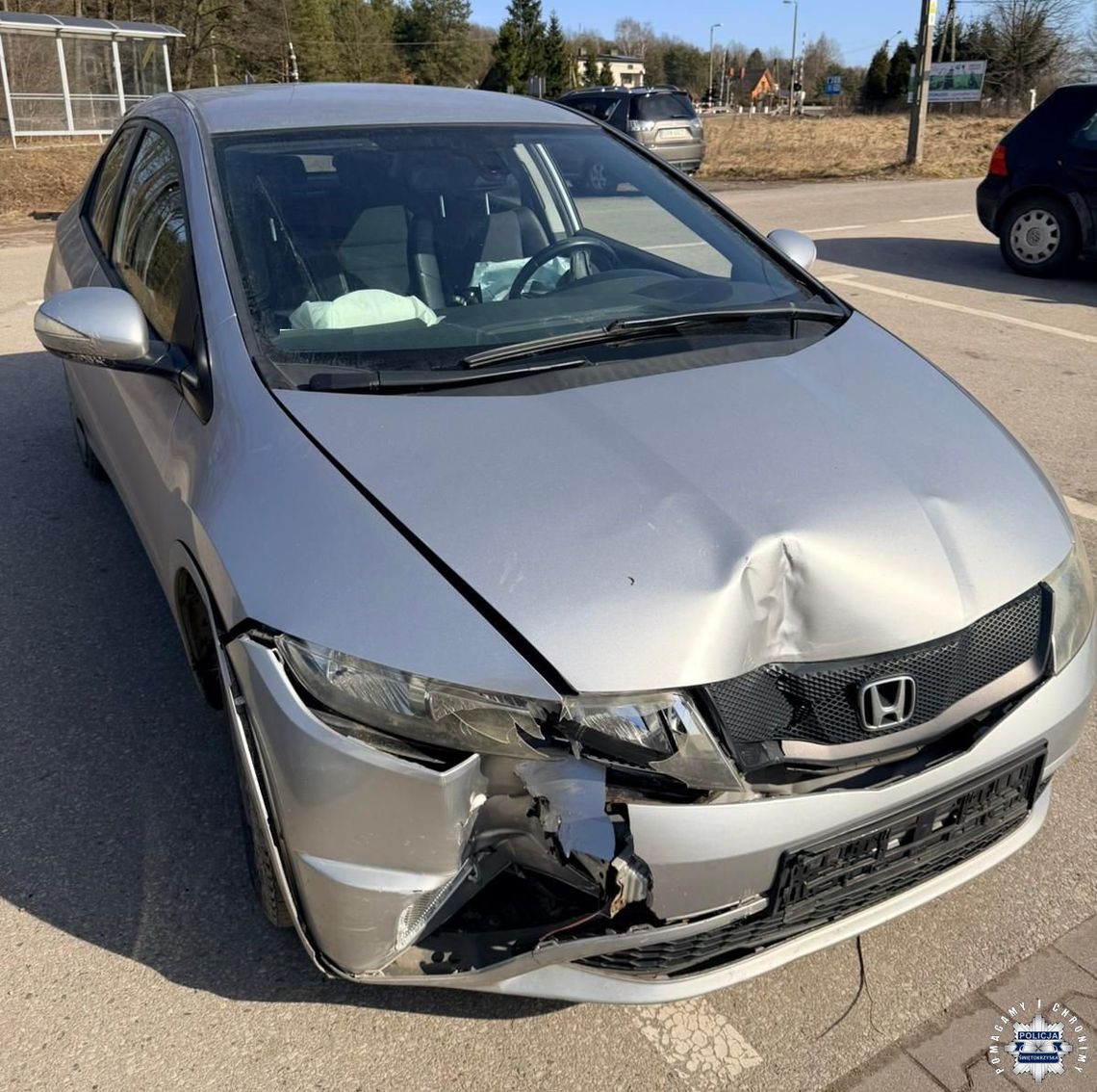 Jechał rozbitym autem z wystrzelonymi poduszkami i włączonym klaksonem. Kierowca był kompletnie pijany Jechał rozbitym autem z wystrzelonymi poduszkami i włączonym klaksonem. Kierowca był kompletnie pijany