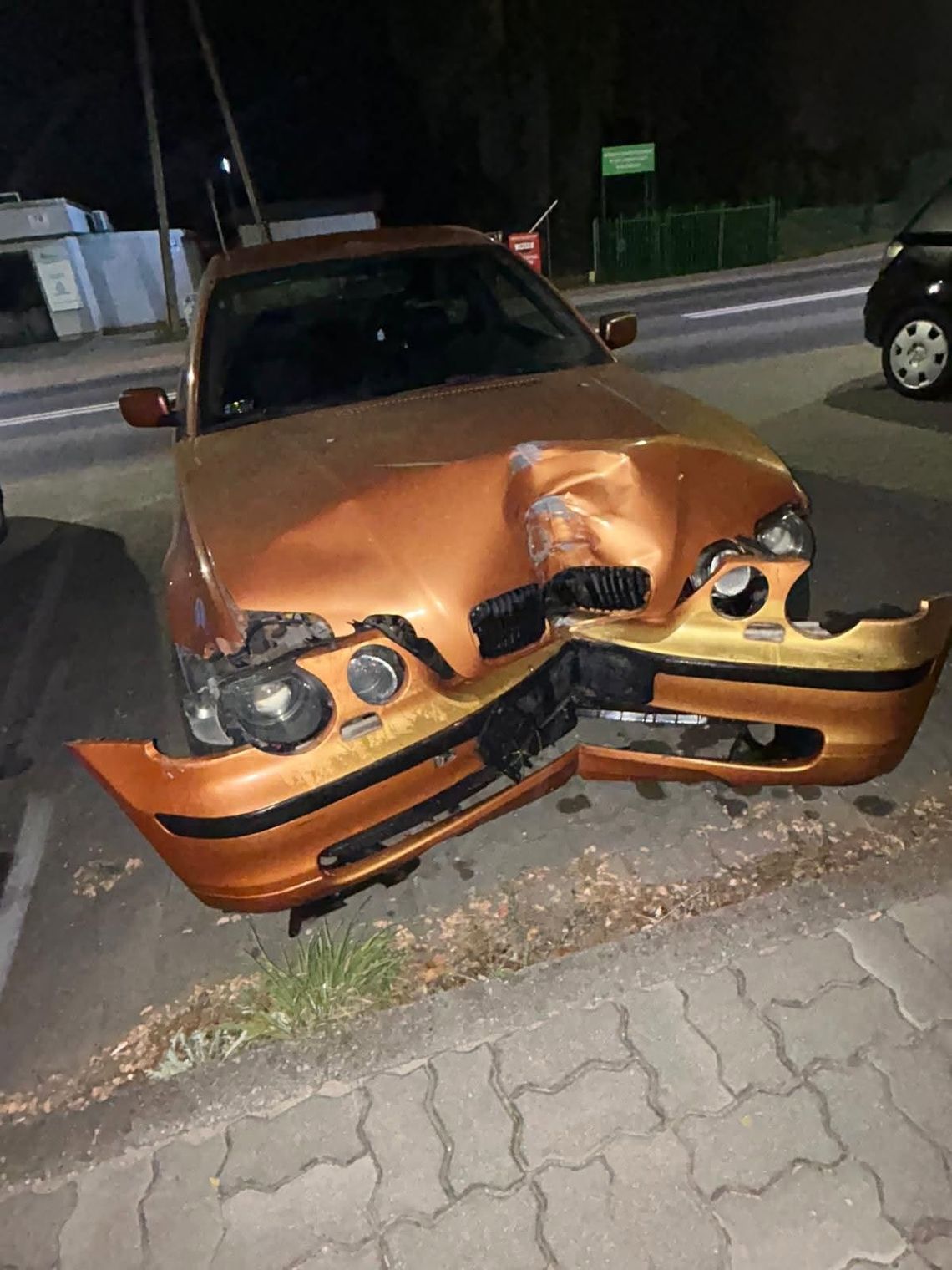 Jechał rozbitym BMW bez tablic. Okazało się, że mężczyzna za kierownicą nie ma prawa jazdy i jest poszukiwany Jechał rozbitym BMW bez tablic. Okazało się, że mężczyzna za kierownicą nie ma prawa jazdy i jest poszukiwany