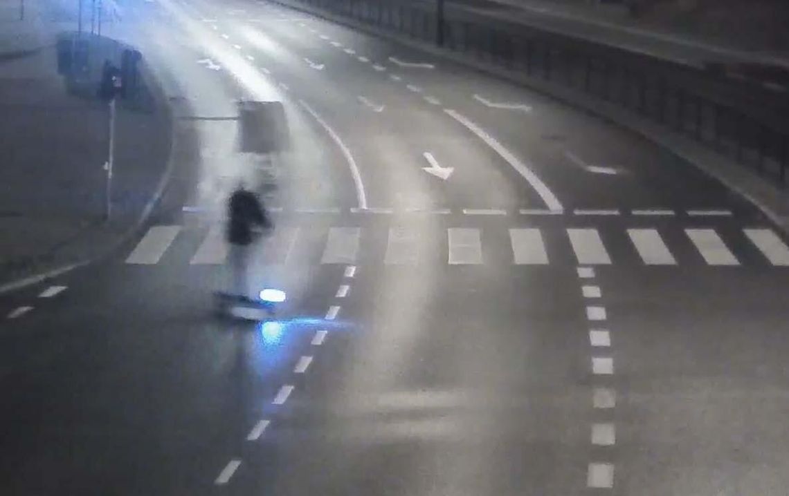 Jechał wężykiem na hulajnodze elektrycznej aż w końcu się przewrócił. Mężczyzna był kompletnie pijany Jechał wężykiem na hulajnodze elektrycznej aż w końcu się przewrócił. Mężczyzna był kompletnie pijany