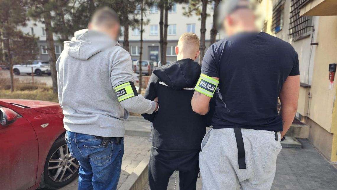 Jechał z dragami i bardzo mu się śpieszyło. Wokół auta unosił się zapach marihuany Jechał z dragami i bardzo mu się śpieszyło. Wokół auta unosił się zapach marihuany