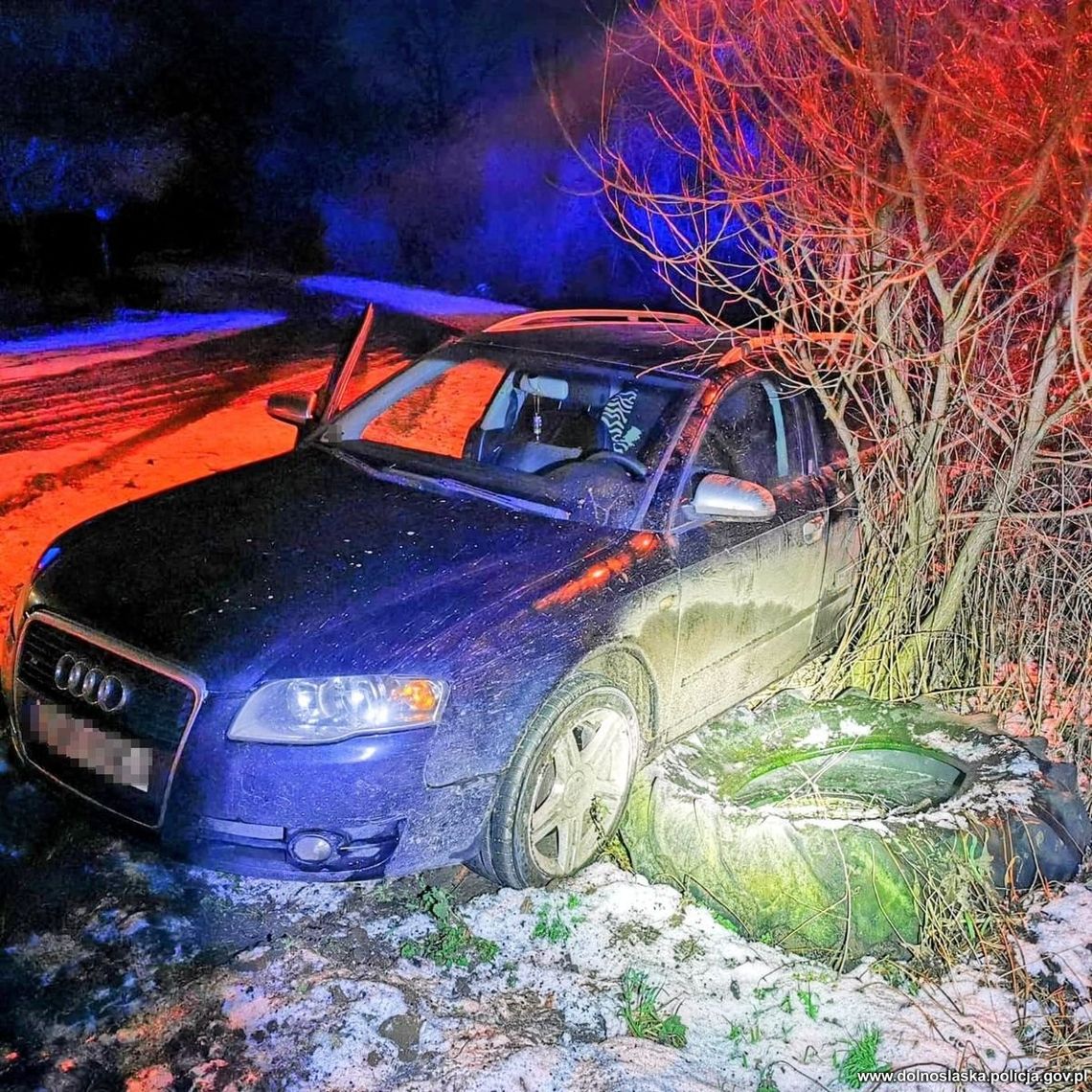 Próbował uciec policji, bo miał zakaz prowadzenia. Wpadł do rowu i zawisł na starej oponie