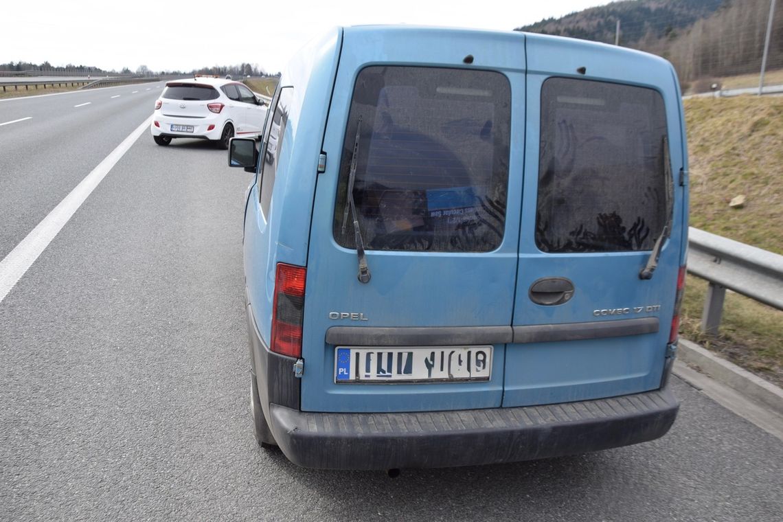 Jechał Zakopianką slalomem. Kierowca i pasażer kompletnie pijani. Po zatrzymaniu wpadli w szał Jechał Zakopianką slalomem. Kierowca i pasażer kompletnie pijani. Po zatrzymaniu wpadli w szał