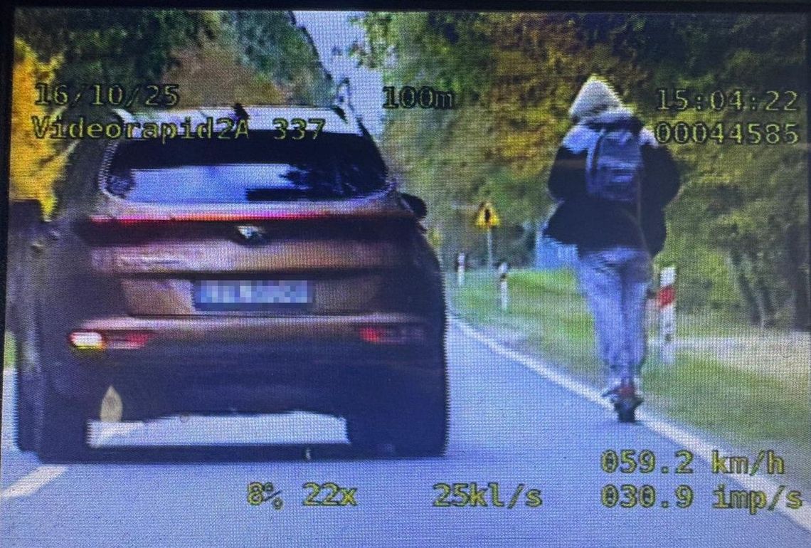 Jechał zygzakiem na hulajnodze elektrycznej po drodze krajowej. Miał 1,5 promila i dostał srogi mandat