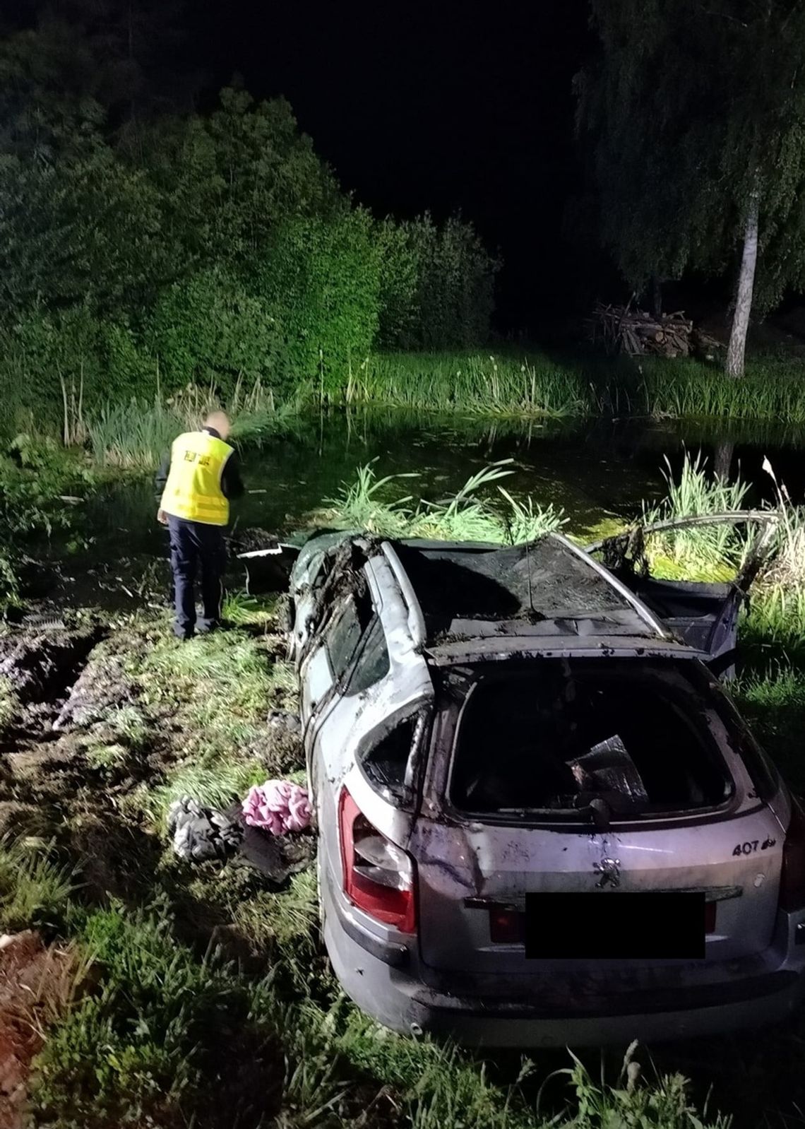 Jechała bez uprawnień, auto dachowało w bagnie. W wypadku zginęły dwie osoby