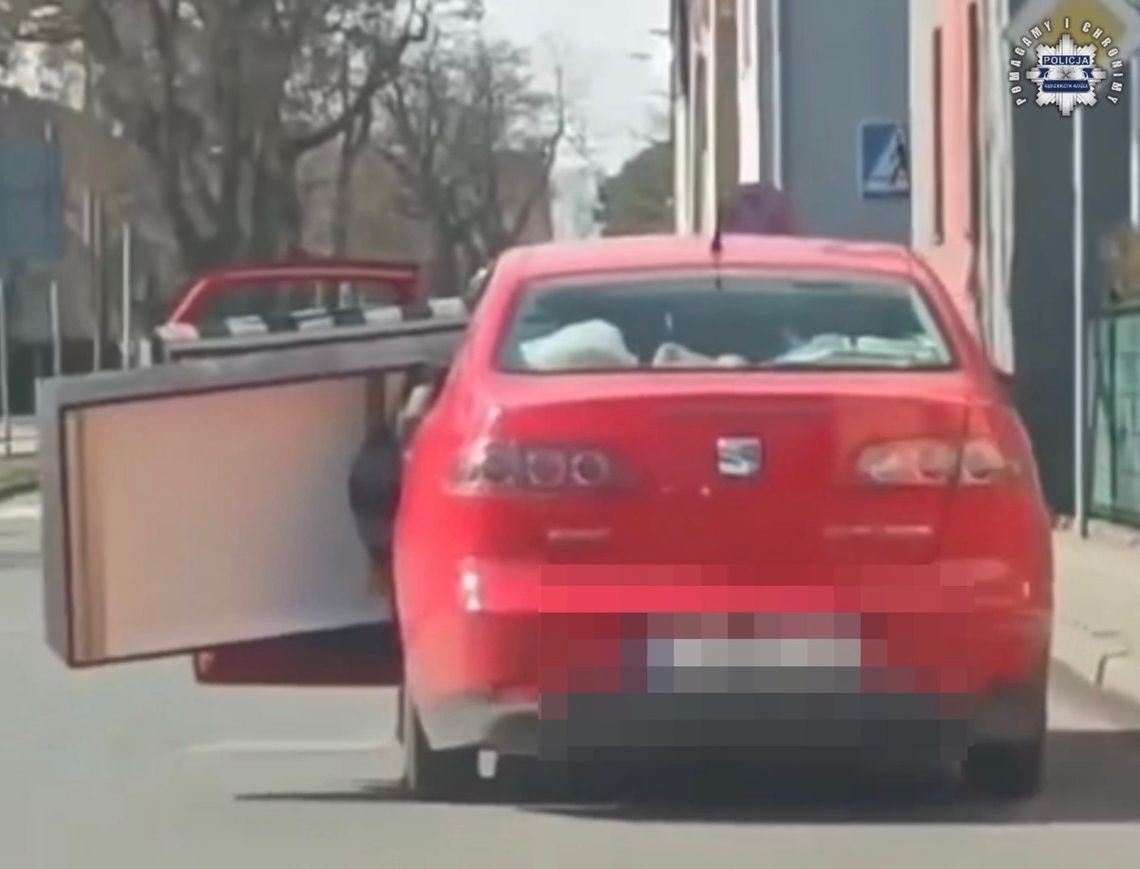 Jechała z kanapą wystającą z auta. Policja dostała nagranie i ukarała kobietę Jechała z kanapą wystającą z auta. Policja dostała nagranie i ukarała kobietę