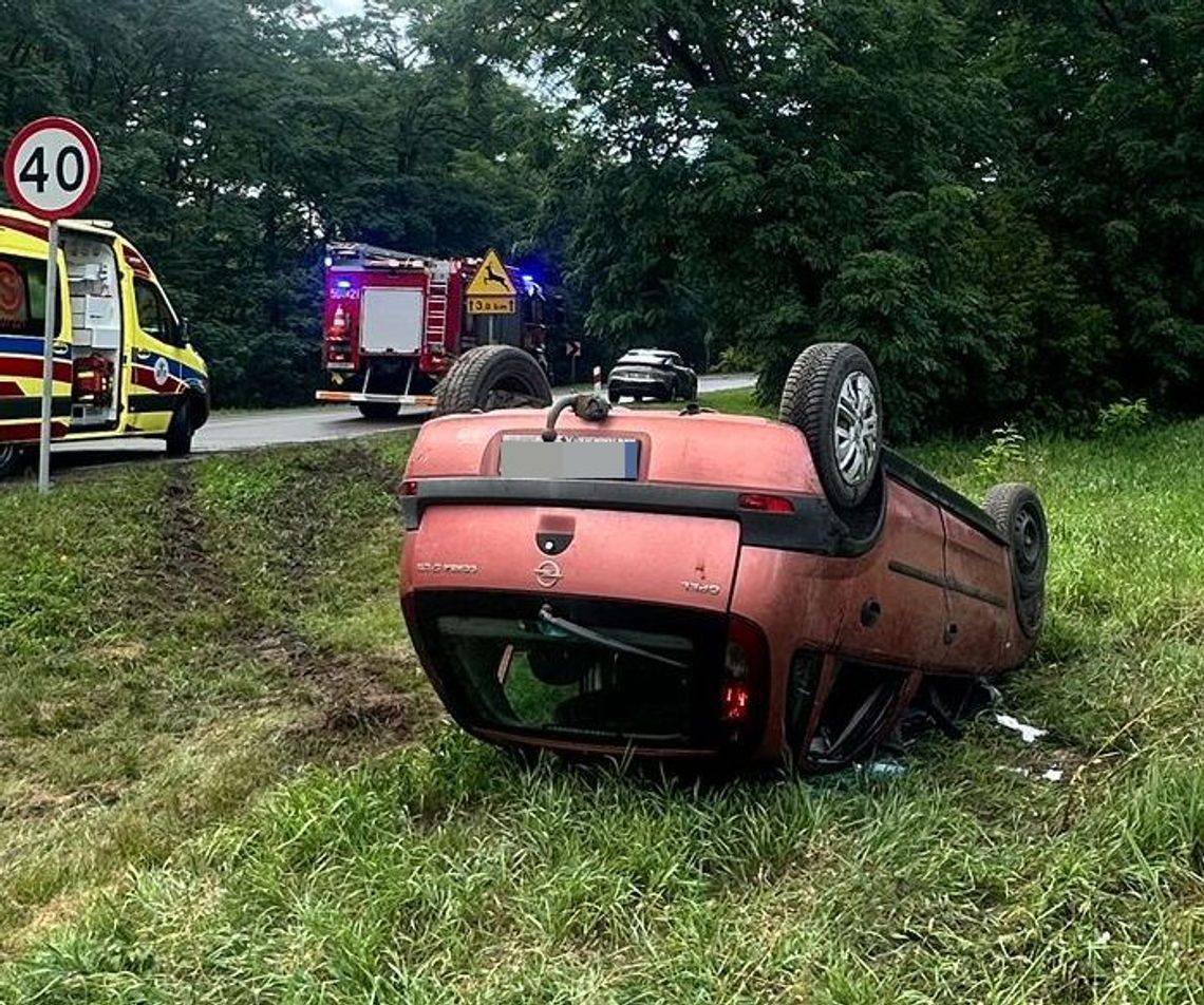 Jechała za szybko i położyła Opla na dachu. Potłuczona kobieta została zabrana do szpitala Jechała za szybko i położyła Opla na dachu. Potłuczona kobieta została zabrana do szpitala