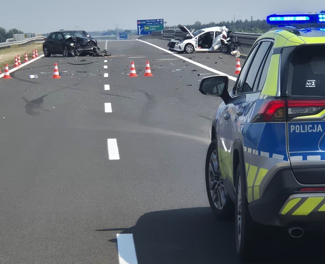 Jechali autostradą w jednym kierunku, gdy doszło do zderzenia. Sprawcą 21-latek w Toyocie