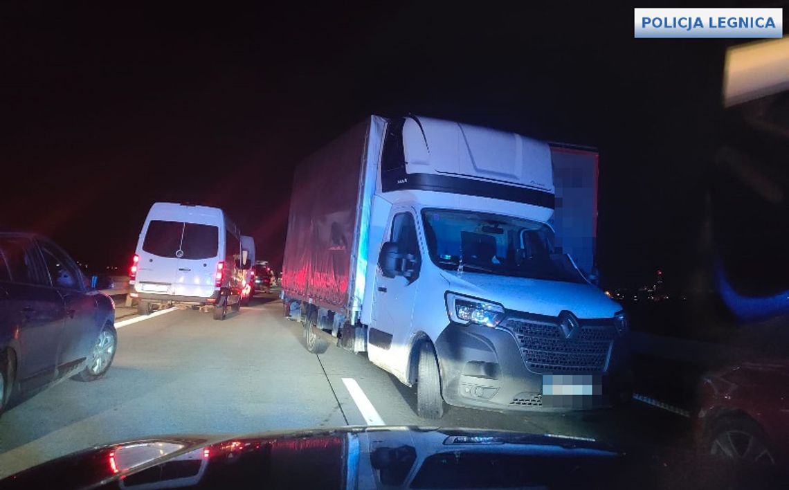 Jechali do wypadku na autostradzie korytarzem życia, a tu gościu w busie ciśnie na nich pod prąd