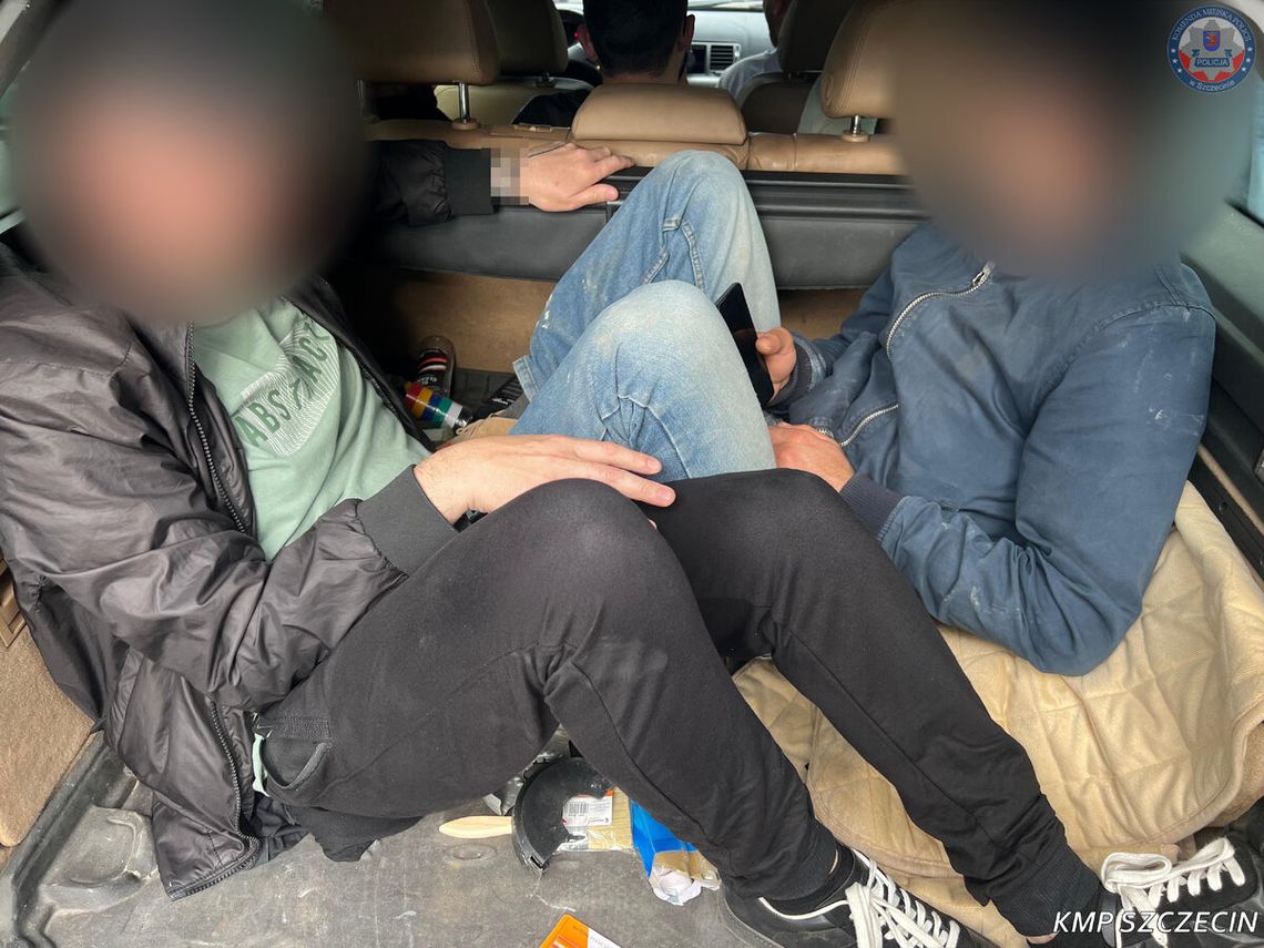 Jechali w ósemkę osobówką, dwaj siedzieli w bagażniku. Pijany kierowca stracił prawo jazdy