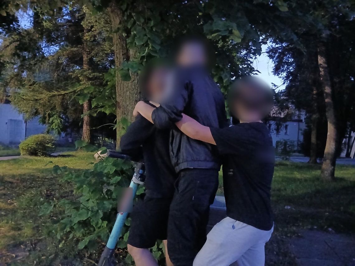 Jechali w trójkę na jednej hulajnodze elektrycznej. Policjanci przerwali jazdę i wlepili mandaty